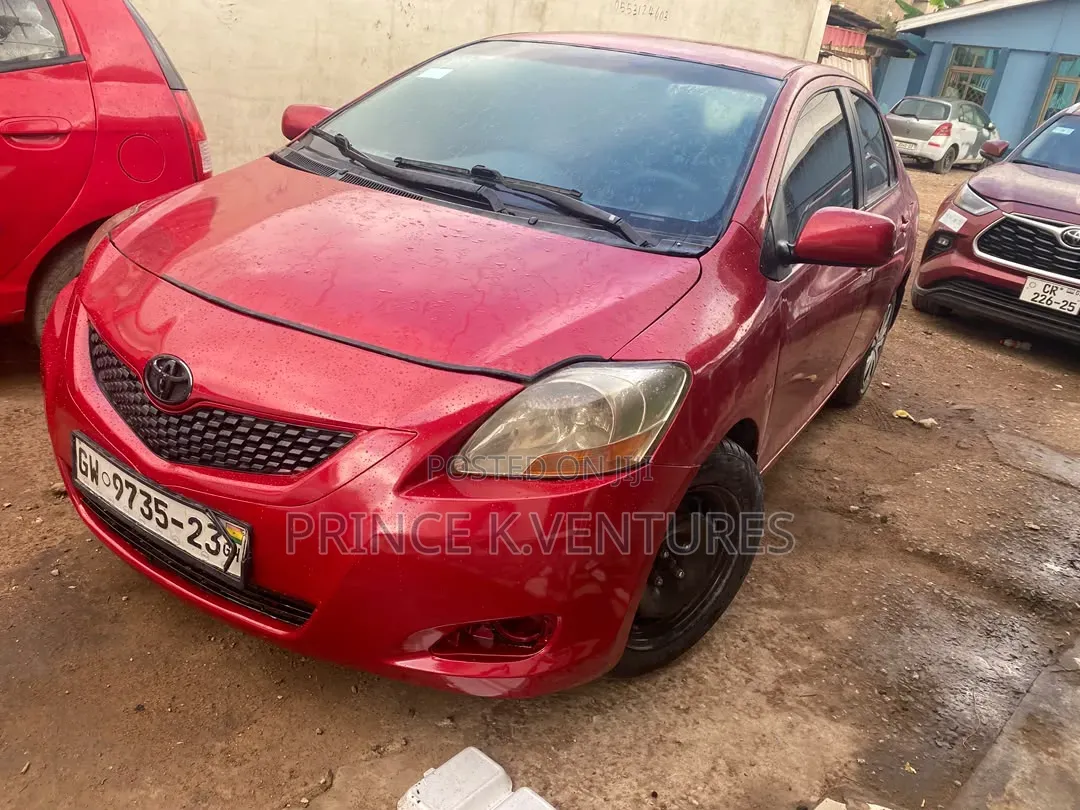 Toyota Yaris Base Sedan 4dr 2010 Red