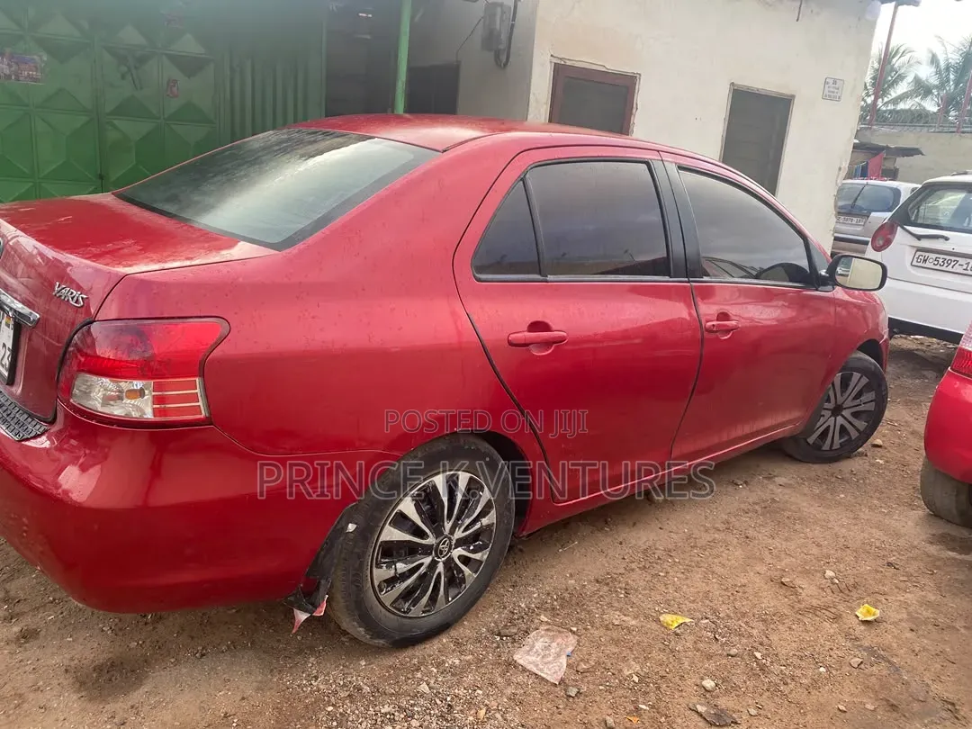 Toyota Yaris Base Sedan 4dr 2010 Red