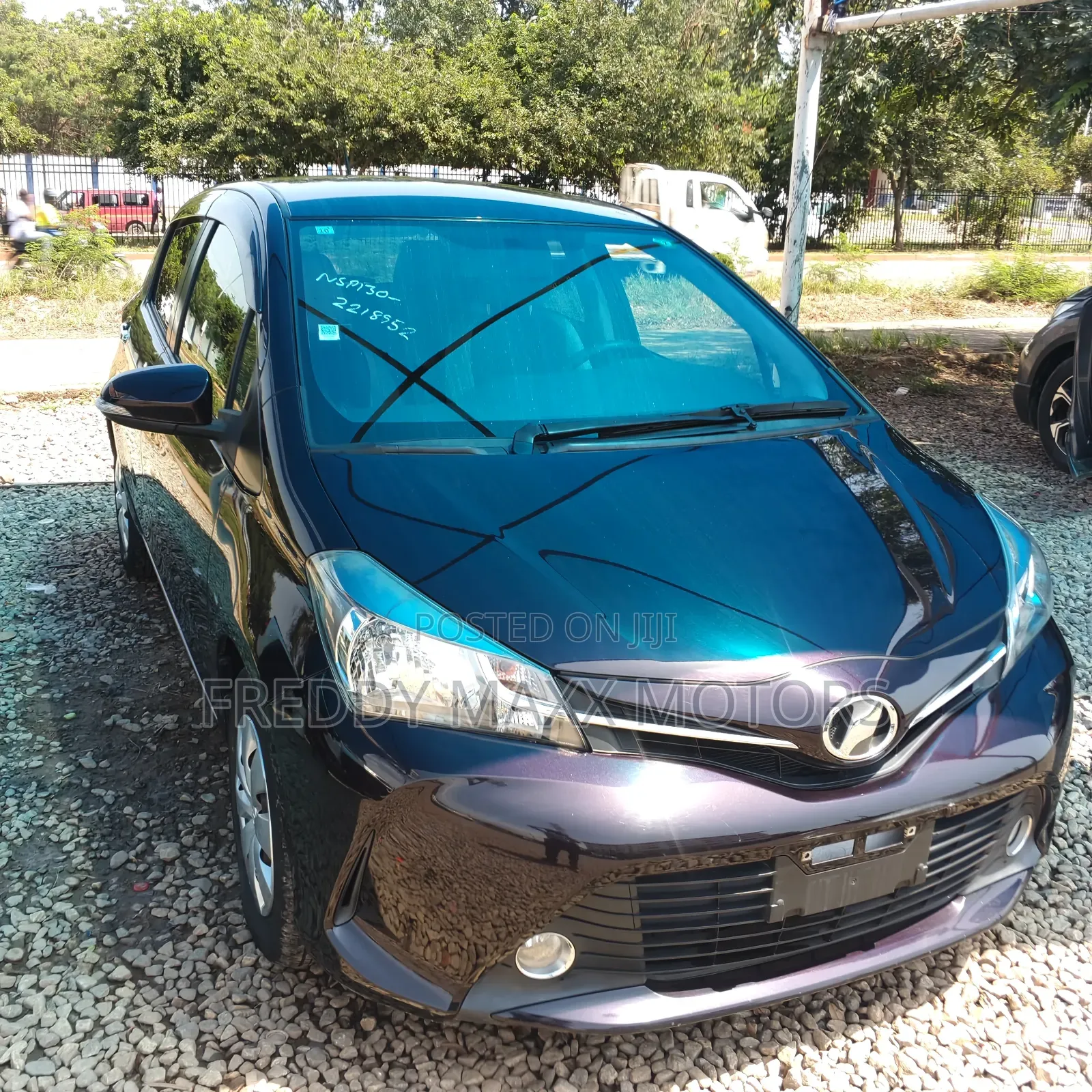 Toyota Vitz 1.3 FWD 5dr 2015 Purple