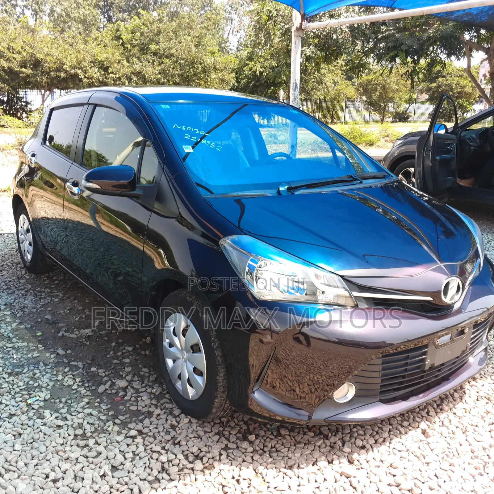 Toyota Vitz 1.3 FWD 5dr 2015 Purple