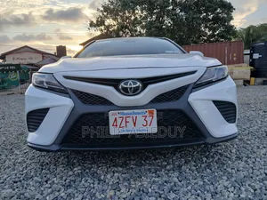 Toyota Camry SE FWD (2.5L 4cyl 8AM) 2018 White