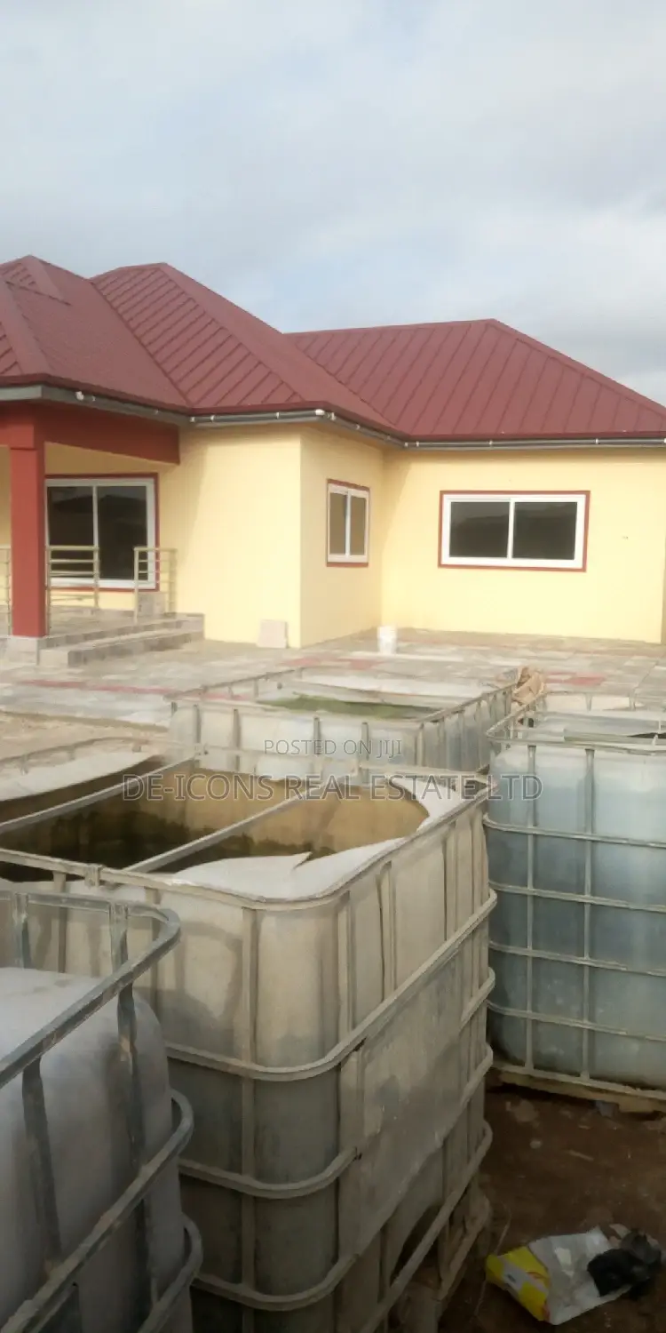 3bdrm House in De-Icons Real Estate, Awutu Senya East Municipal