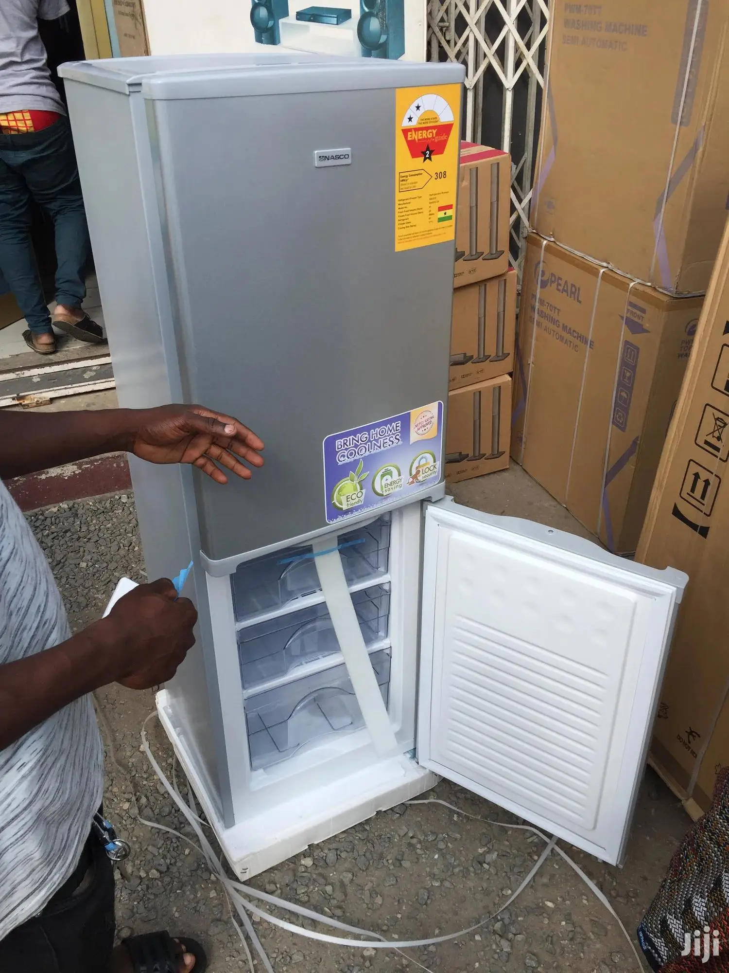 Helps Preserve Your Food Items+Nasco 143 L Double Door Fridg