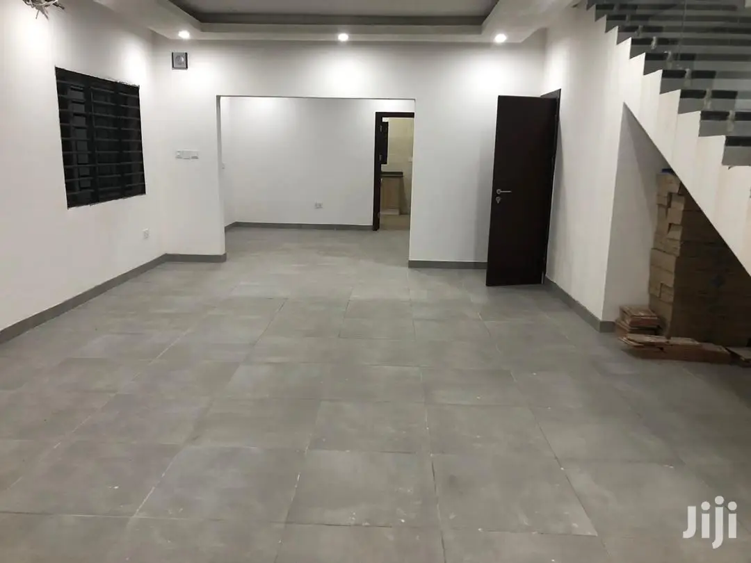 4bdrm Duplex in De-Icons Real Estate, Awutu Senya East Municipal