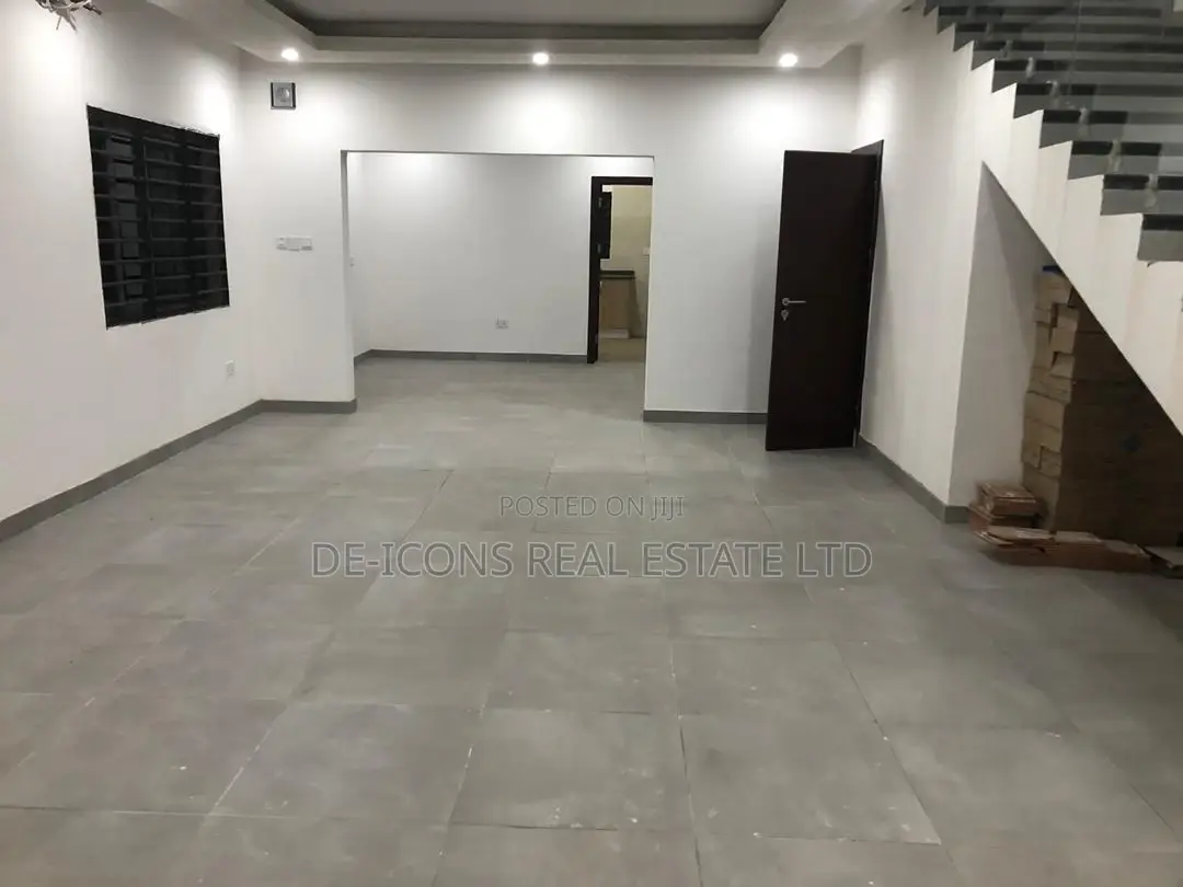 4bdrm Duplex in De-Icons Real Estate, Awutu Senya East Municipal
