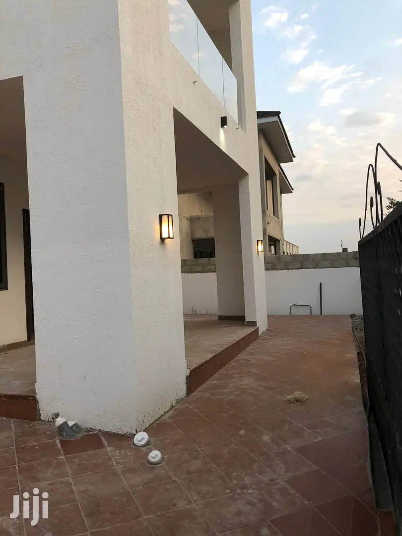 4bdrm Duplex in De-Icons Real Estate, Awutu Senya East Municipal