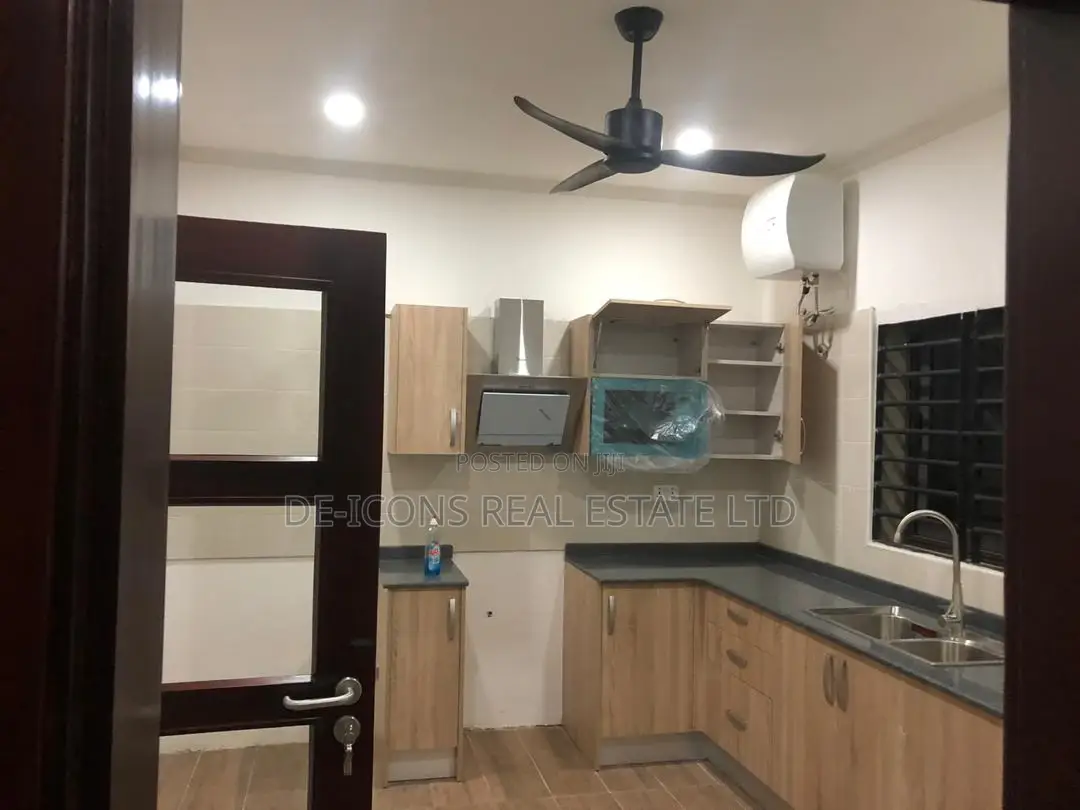 4bdrm Duplex in De-Icons Real Estate, Awutu Senya East Municipal