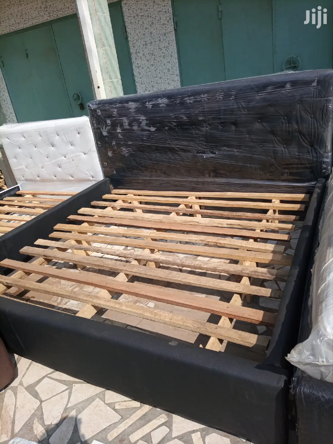 Balck King-size Bed . Promotional