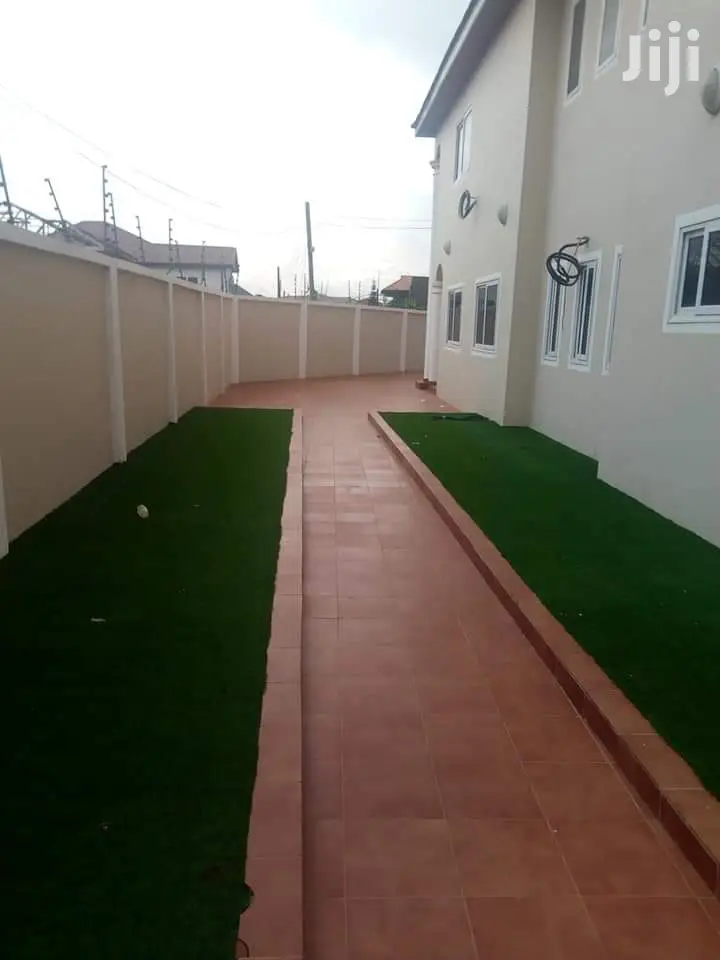 Nice 4 Bedrooms Story Building For Sale Around Trasacco