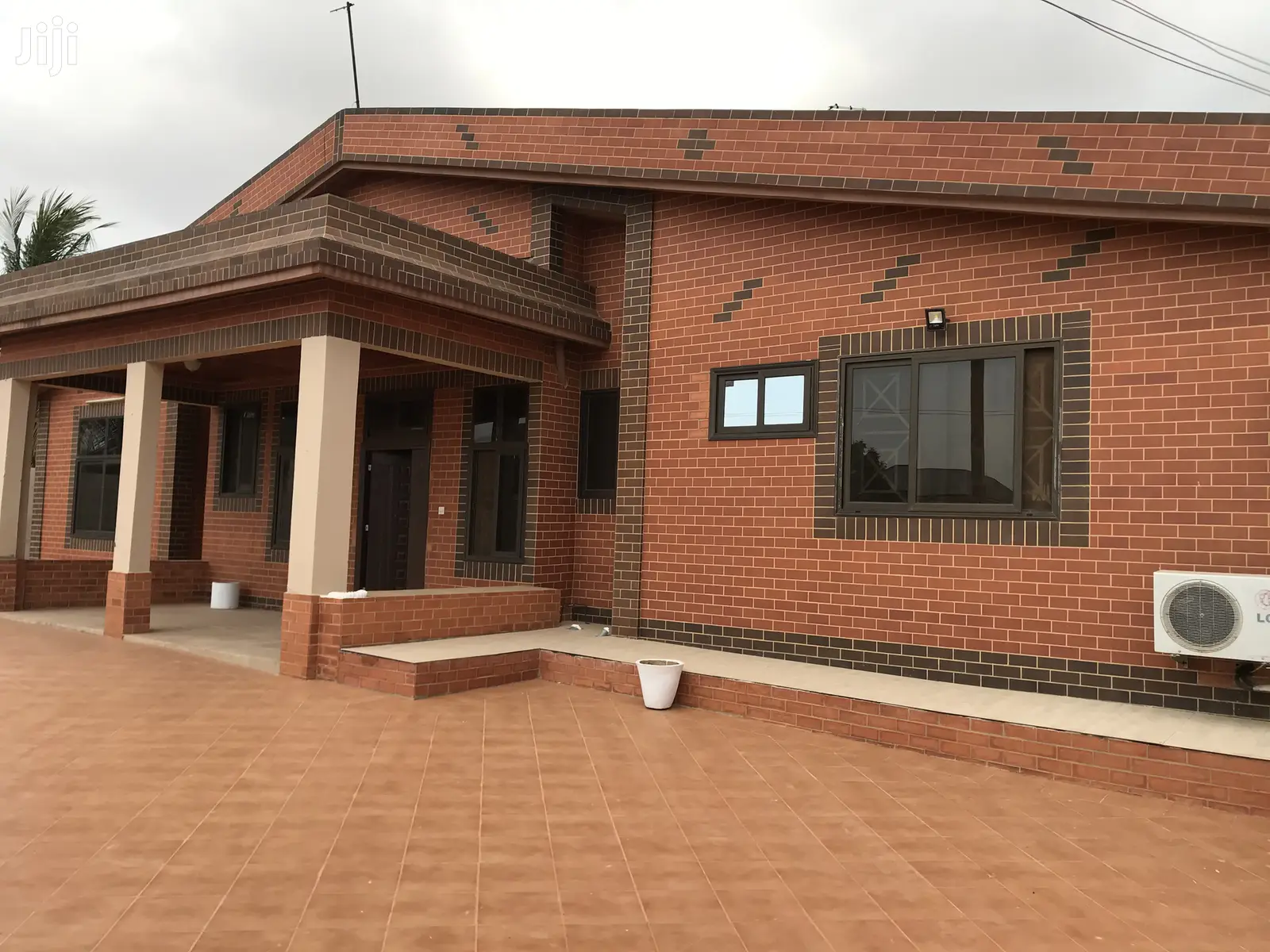 4 Bedrooms House For Rent